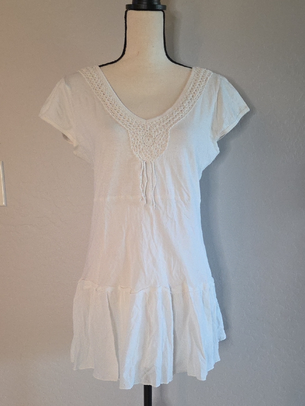 lola P. White Cotton Mini Dress with V-Neck Crochet Detail Size Medium NWOT